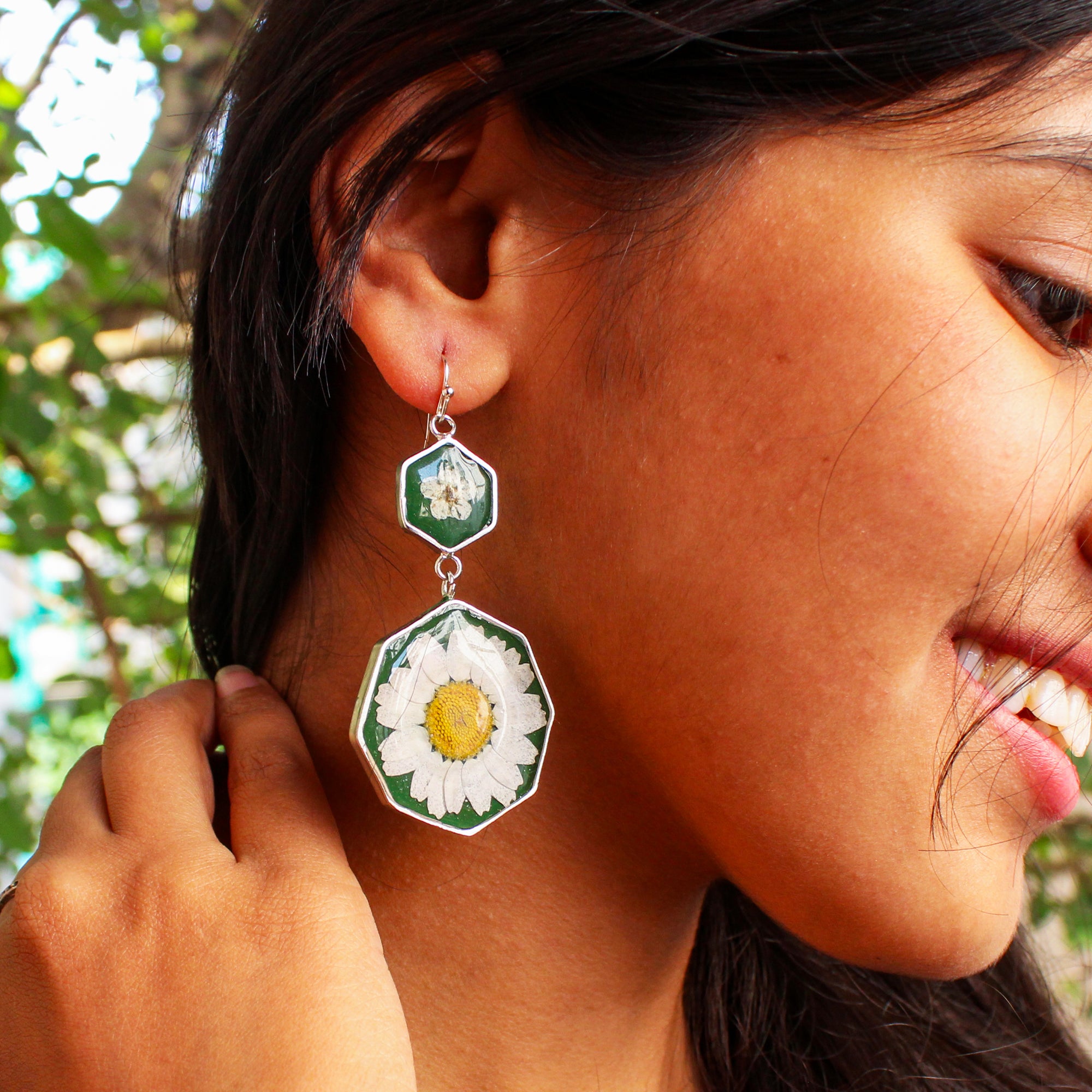 Amour Vert Real Daisy Flower Ear Rings